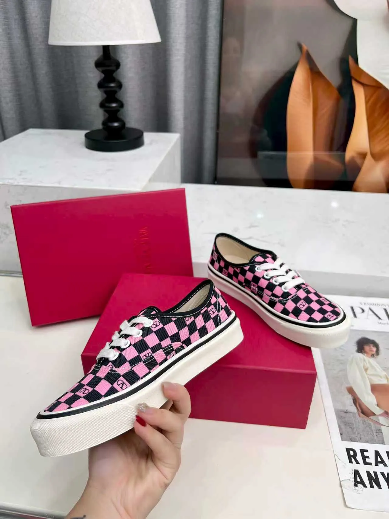 [Valentino Giving classic shoes a personality that spans the ages. Many celebrities - Jolin Tsai. Yang Zi. Liu Wen. Ma Baiquan. Choi Soobin. freen. Song Zuer. JJ Lin. zel. Cecilia Cheung. shark. Xin Yunlai...same style.